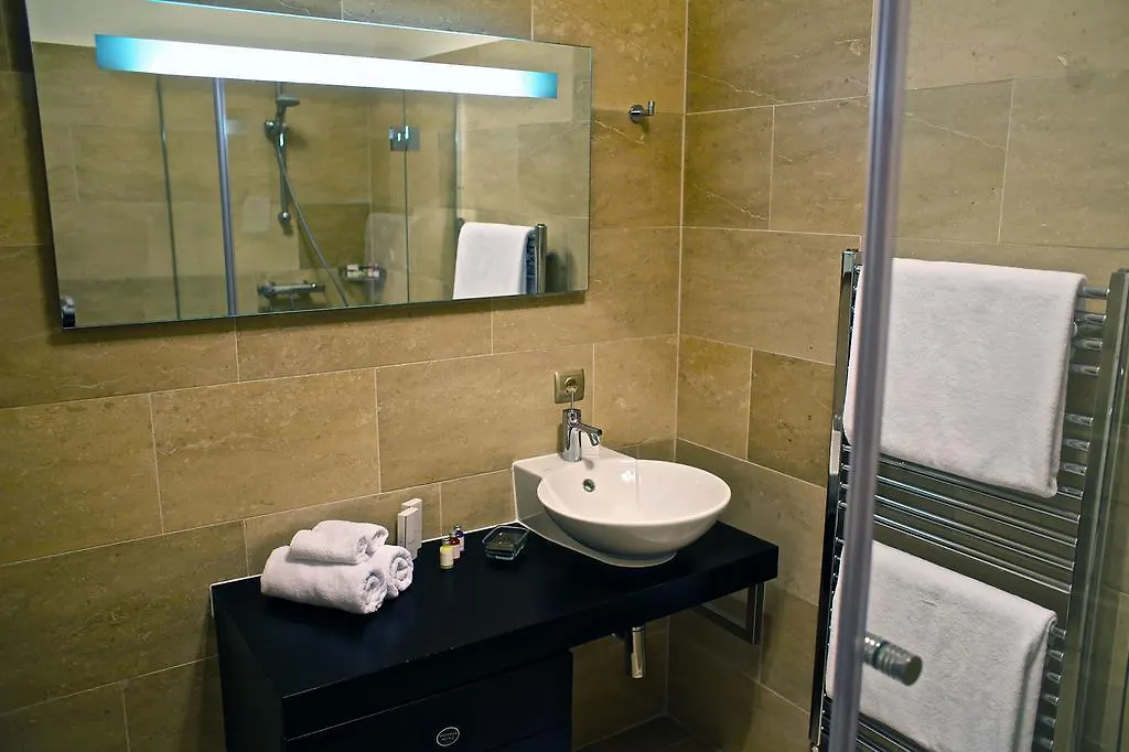 Vienna Suites 0*,
